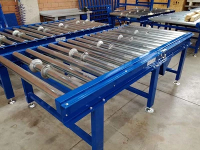 Motorized roller conveyors for handling pallets